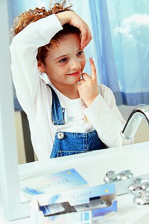 Kind mit Kontaktlinse (Quelle: Johnson & Johnson Vision Care Ethicon GmbH)