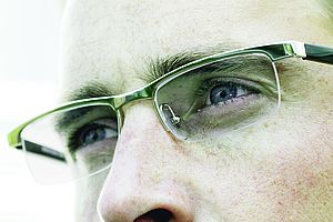 Mann mit Brille (Quelle: Hoya Lens Deutschland GmbH)