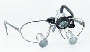 Fernrohrlupe auf Brille (Quelle Carl Zeiss Vision)